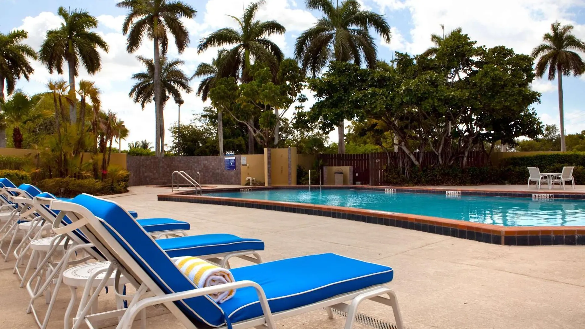Otel Doubletree By Hilton Airport & Convention Center