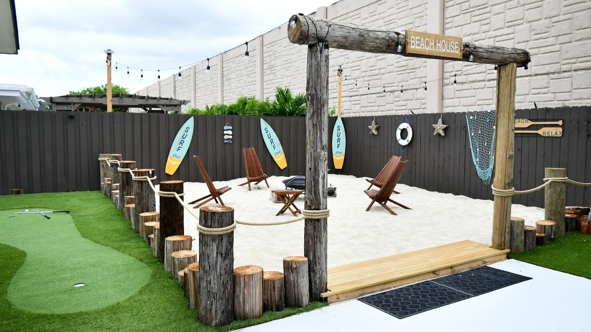 Original Art Poolside Fun House Minigolf L42 Nyaraló *