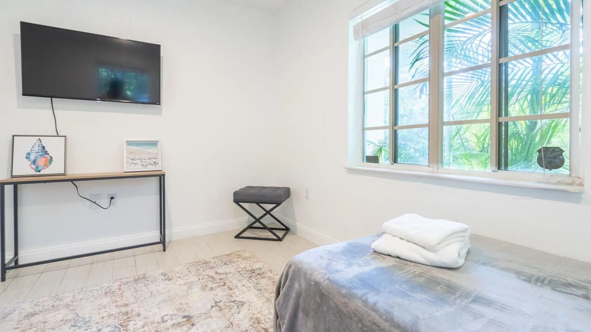 Art Deco Heated Pool Jacuzzi Very Private House On A Quite Street Close To Design District 10 Minutes From The Beach -