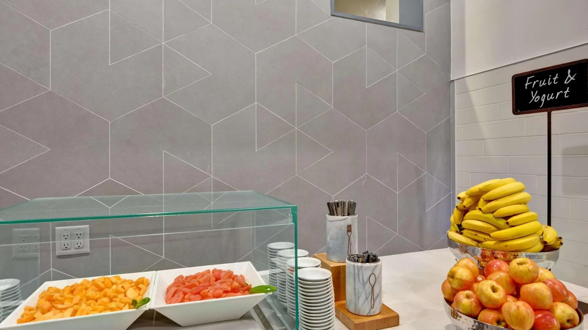 Embassy By Hilton International Airport מלון 4*