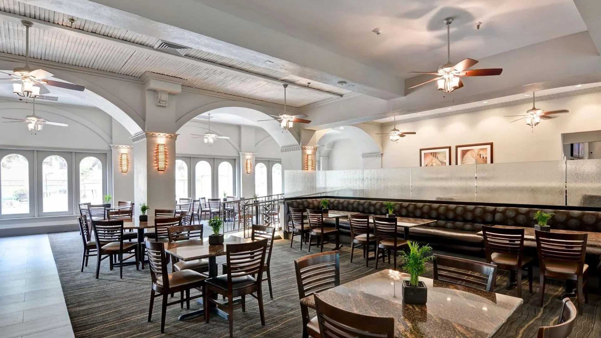 מלון Embassy By Hilton International Airport