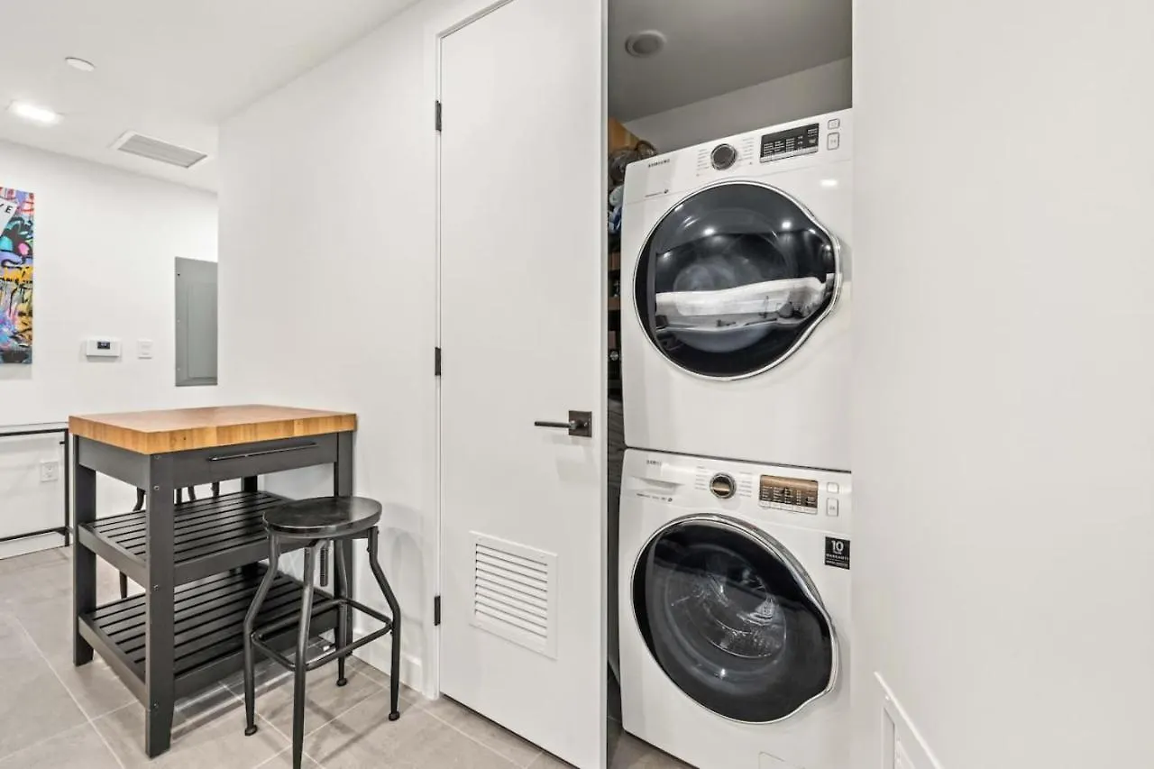 Downtown Luxury Pool And Gym Apartment