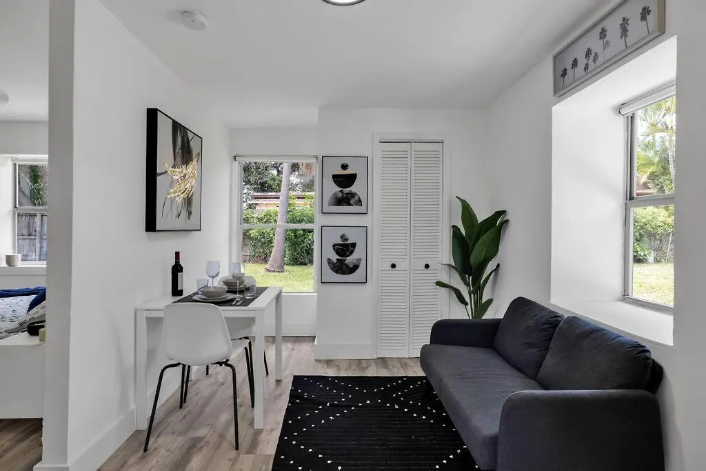Paradise-poolside House-centrally Located *