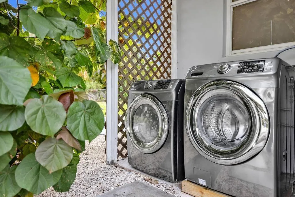 Paradise-poolside House-centrally Located 別荘 *