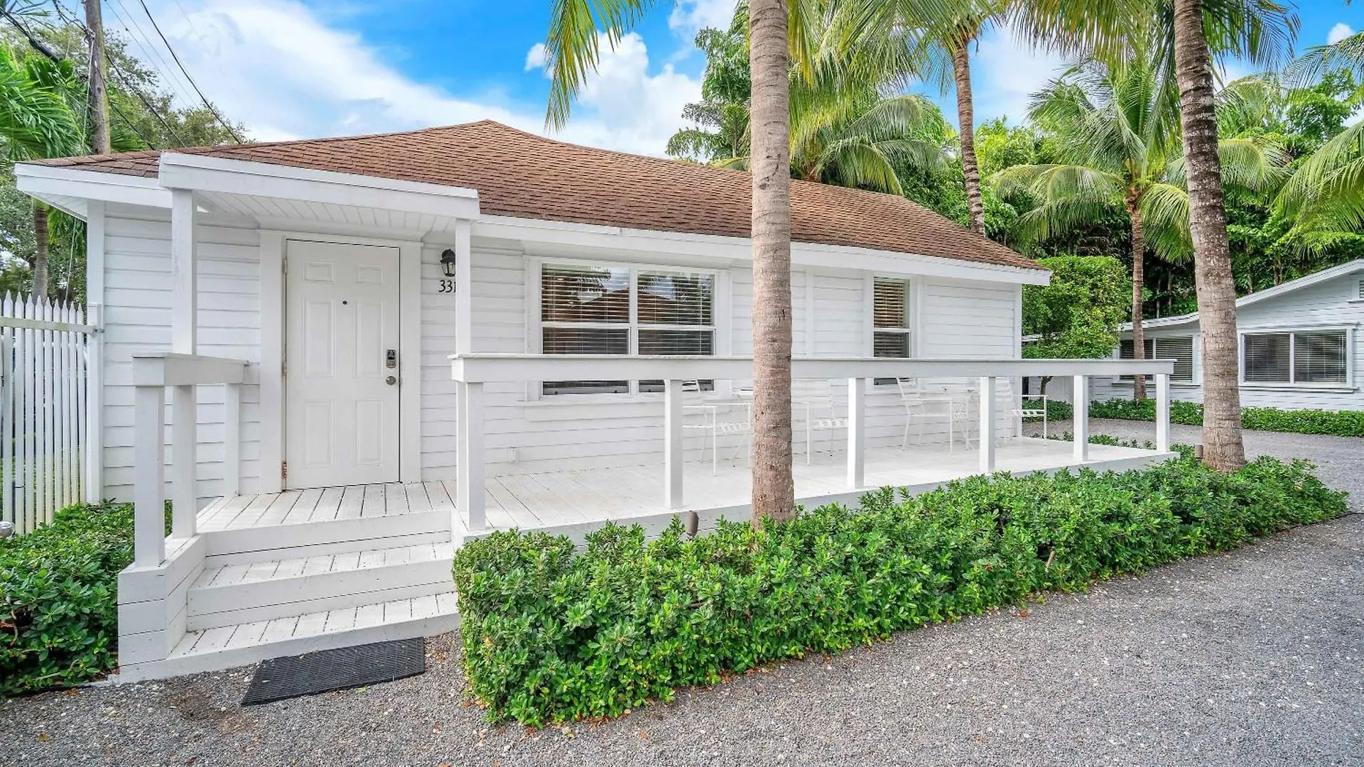 Grove Bay - 2/2 Gated Cottage-walk To Bay Miami