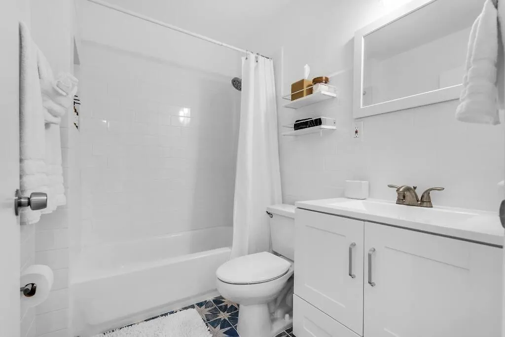 Modern 3 Bedroom Getaway With Parking In Coral Gables *