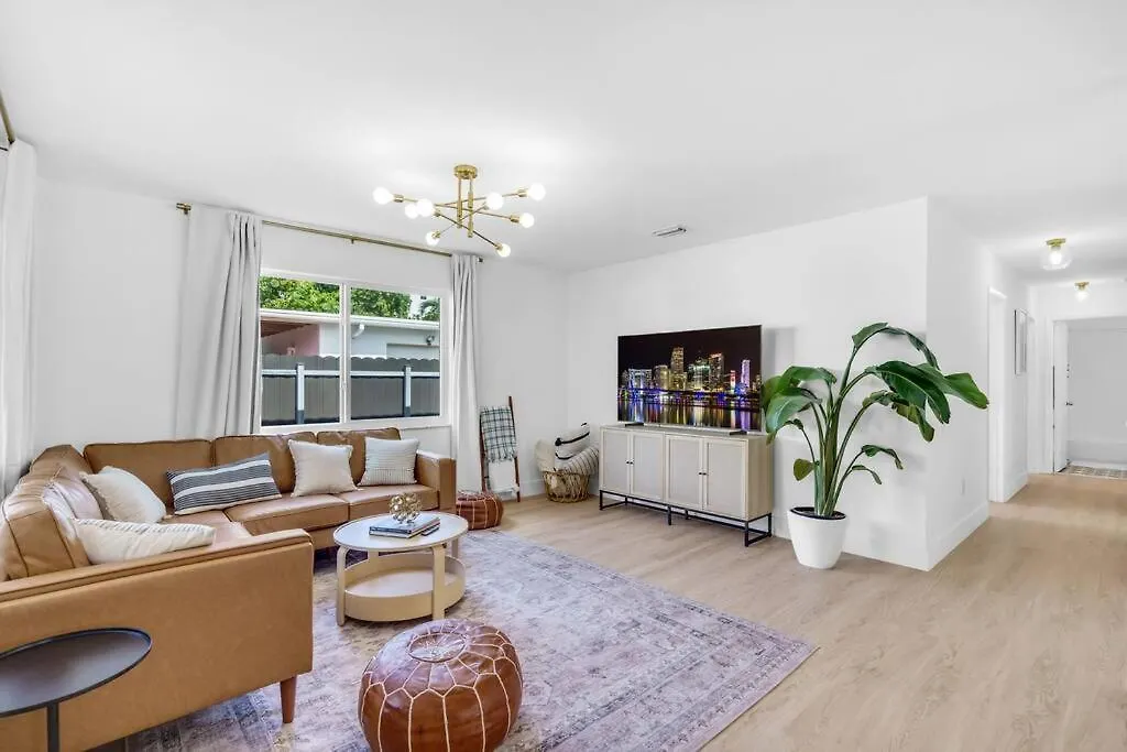 Modern 3 Bedroom Getaway With Parking In Coral Gables