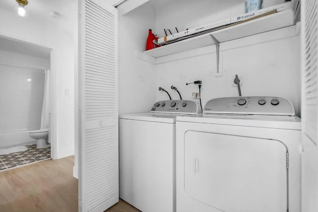 Modern 3 Bedroom Getaway With Parking In Coral Gables *