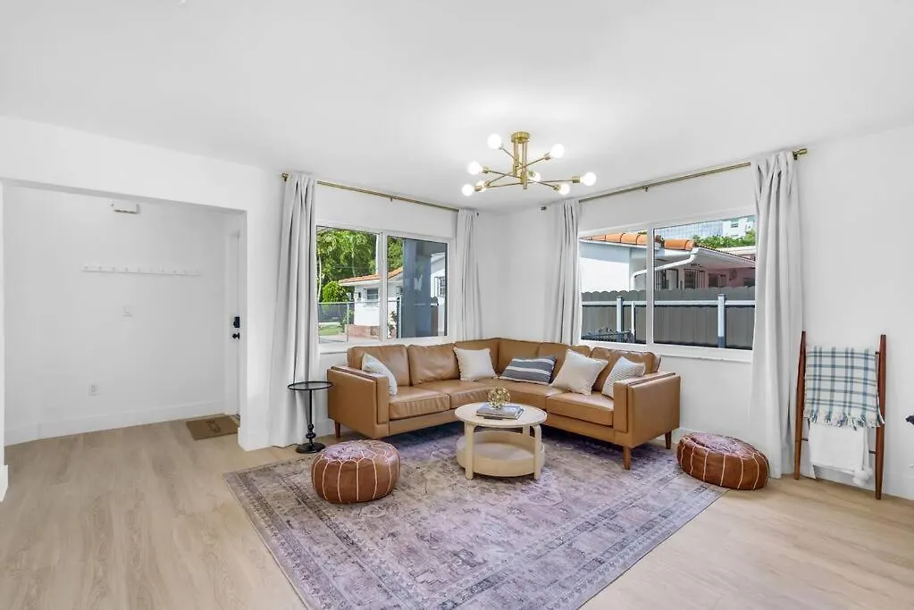 Modern 3 Bedroom Getaway With Parking In Coral Gables *