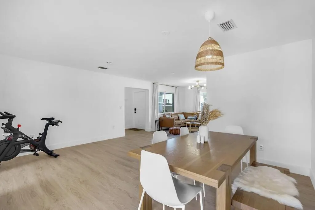 Modern 3 Bedroom Getaway With Parking In Coral Gables