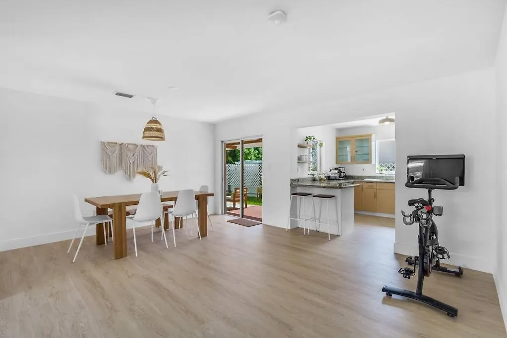 Nyaraló Modern 3 Bedroom Getaway With Parking In Coral Gables