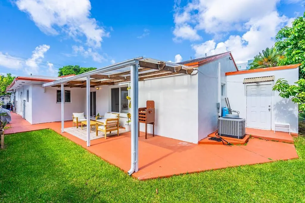 Modern 3 Bedroom Getaway With Parking In Coral Gables Nyaraló *