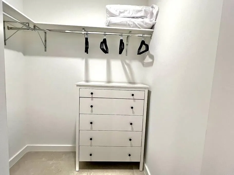 Downtown King Bed, Luxe Condo, Free Parking
