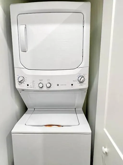 Downtown King Bed, Luxe Condo, Free Parking