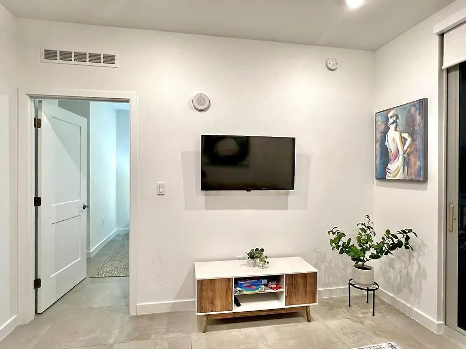 Apartment Downtown King Bed, Luxe Condo, Free Parking *