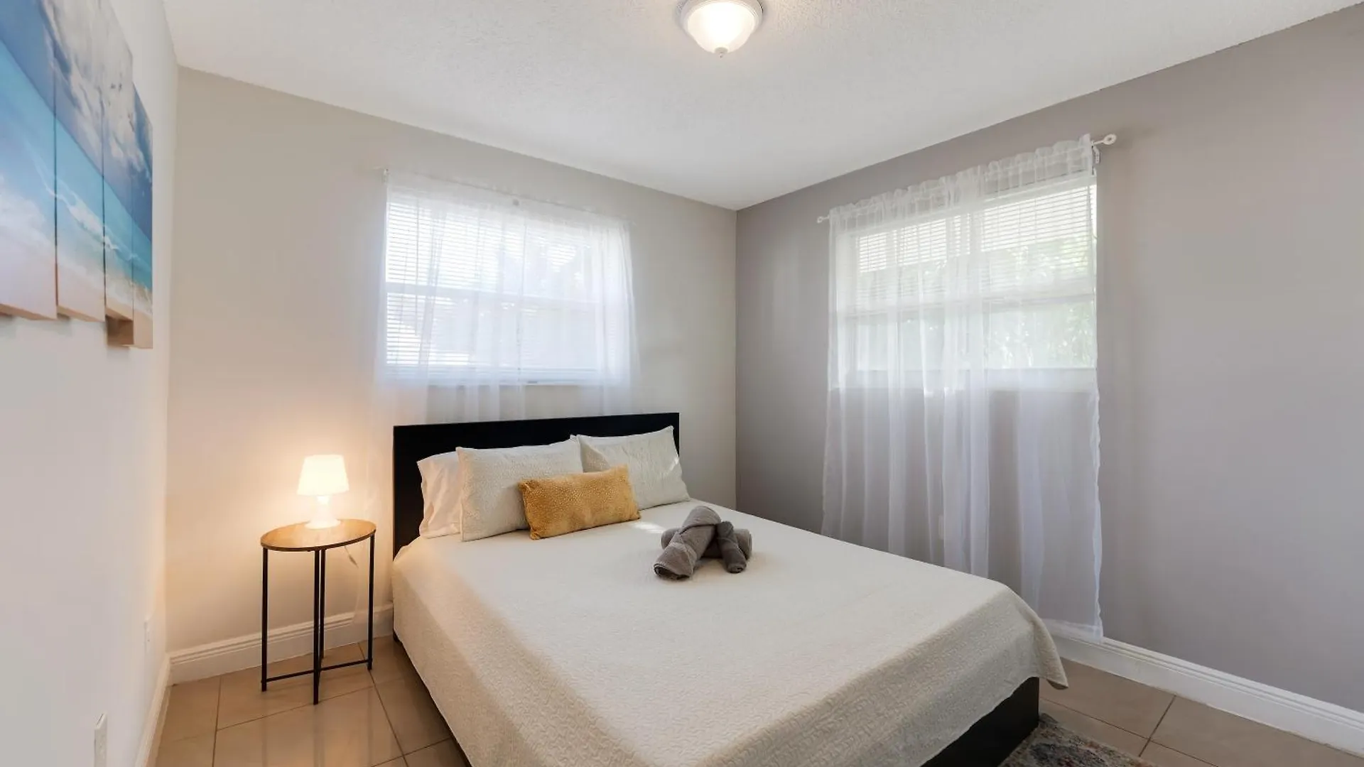 Chic 2 Bedroom Close Downtown W Parking *