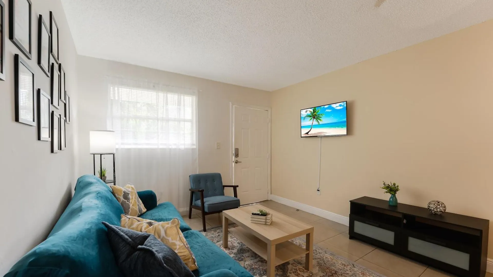 Chic 2 Bedroom Close Downtown W Parking