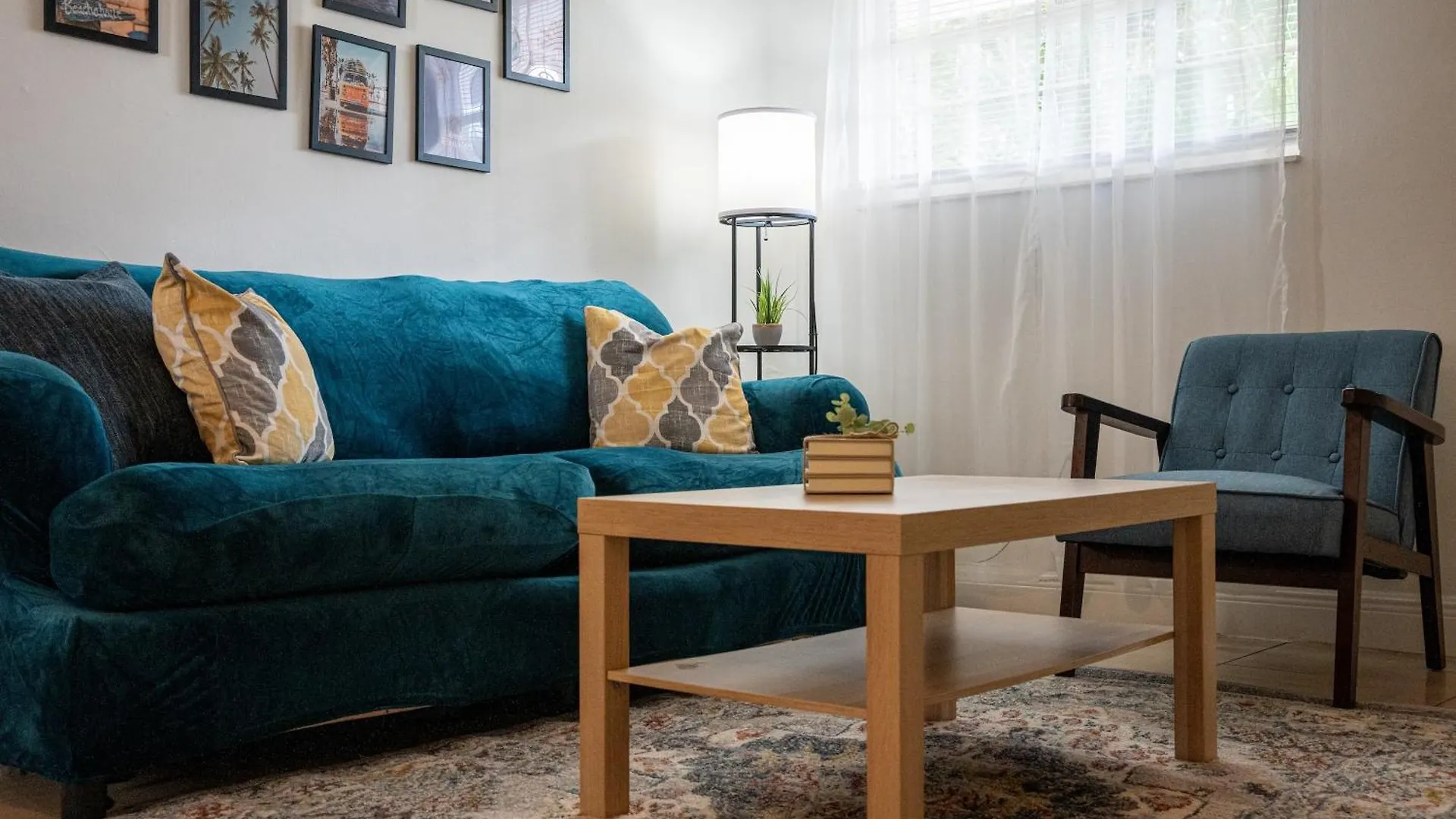 Chic 2 Bedroom Close Downtown W Parking