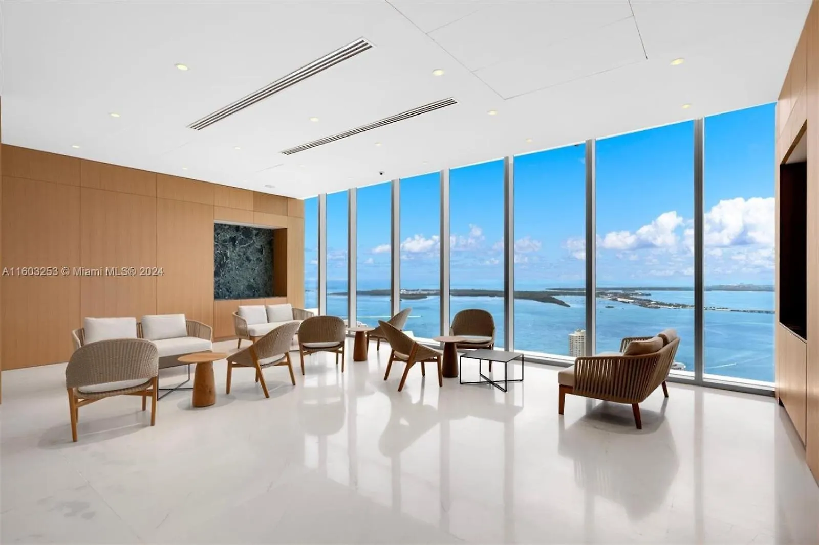 Aston Martin Tower Apartman