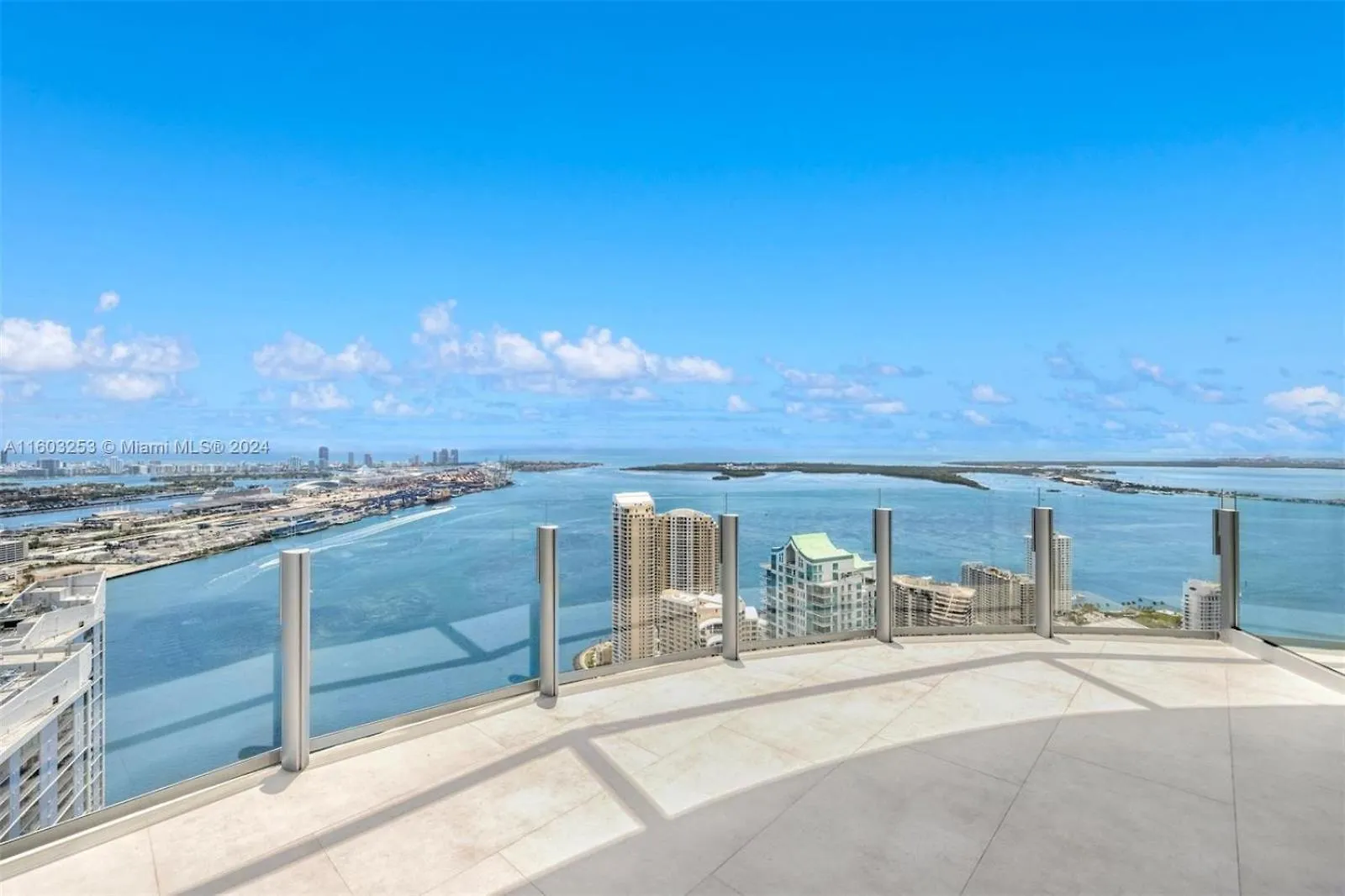 Aston Martin Tower Apartman Miami