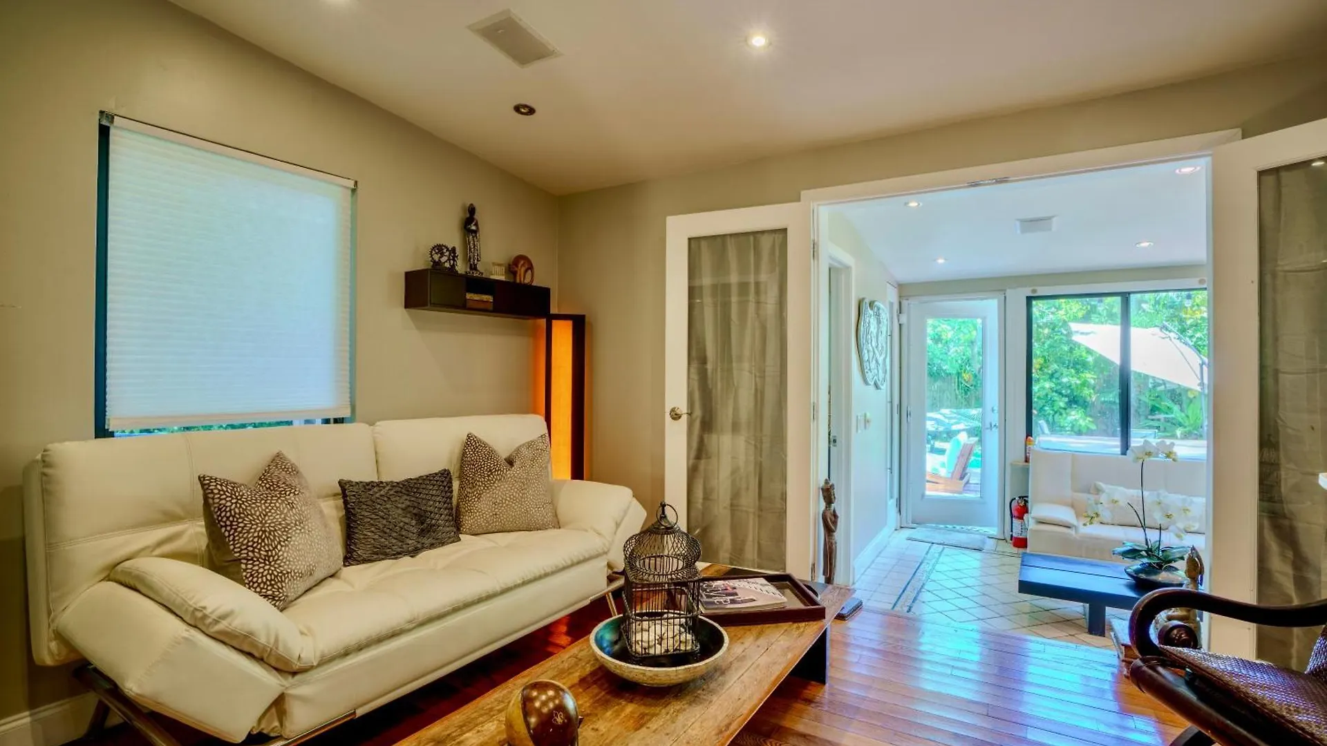 Entire Private Beautiful 2 Bedroom Den House With Gated Front&back Yard And Free Parking 10min Drive To * Miami