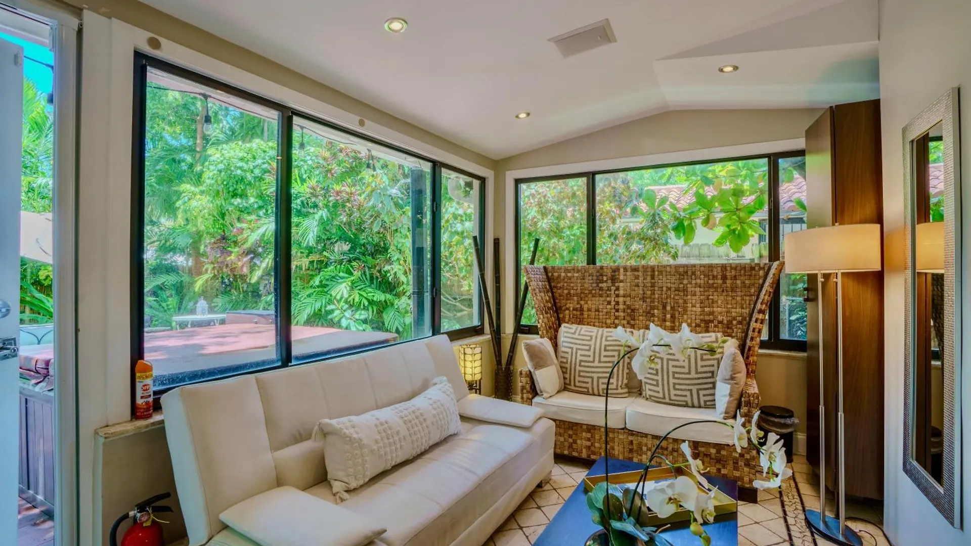 Entire Private Beautiful 2 Bedroom Den House With Gated Front&back Yard And Free Parking 10min Drive To Сasa de vacaciones *