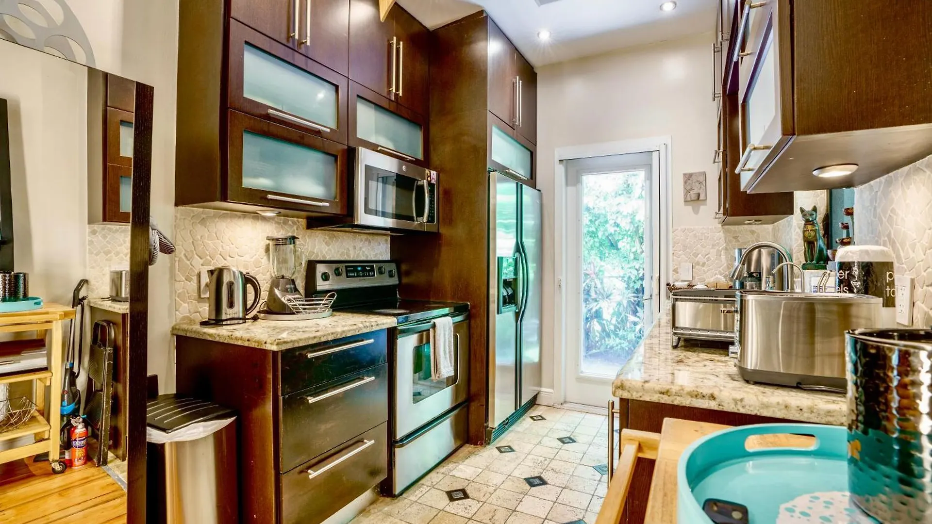 Сasa de vacaciones Entire Private Beautiful 2 Bedroom Den House With Gated Front&back Yard And Free Parking 10min Drive To *