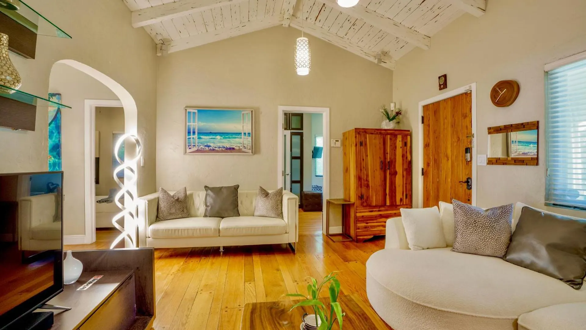 Entire Private Beautiful 2 Bedroom Den House With Gated Front&back Yard And Free Parking 10min Drive To * Miami