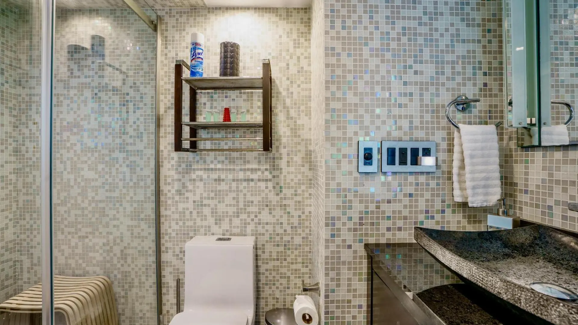 Сasa de vacaciones Entire Private Beautiful 2 Bedroom Den House With Gated Front&back Yard And Free Parking 10min Drive To *