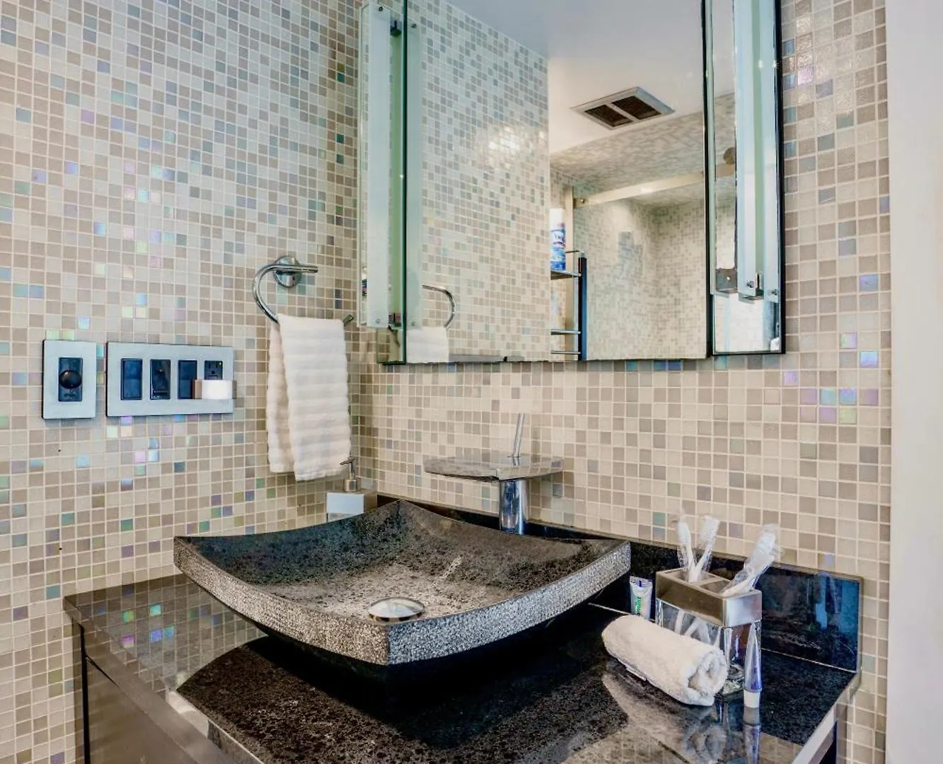 Entire Private Beautiful 2 Bedroom Den House With Gated Front&back Yard And Free Parking 10min Drive To Сasa de vacaciones Miami