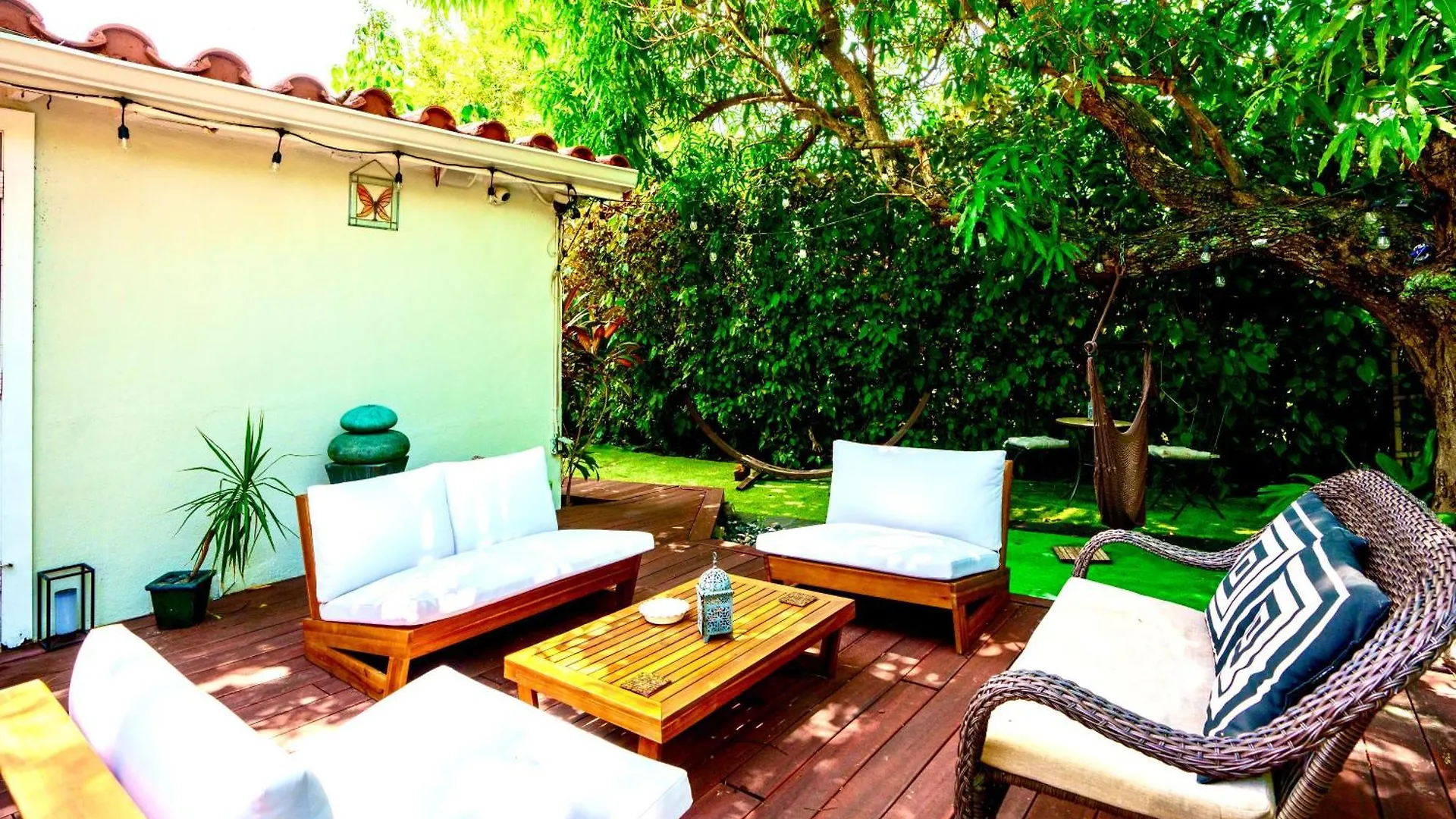 Entire Private Beautiful 2 Bedroom Den House With Gated Front&back Yard And Free Parking 10min Drive To Сasa de vacaciones