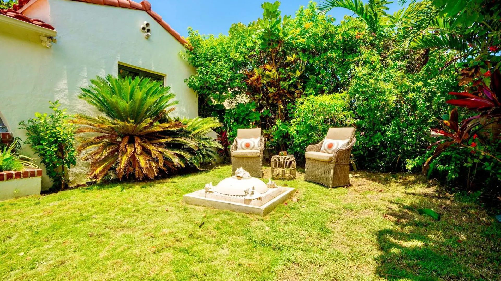 Entire Private Beautiful 2 Bedroom Den House With Gated Front&back Yard And Free Parking 10min Drive To