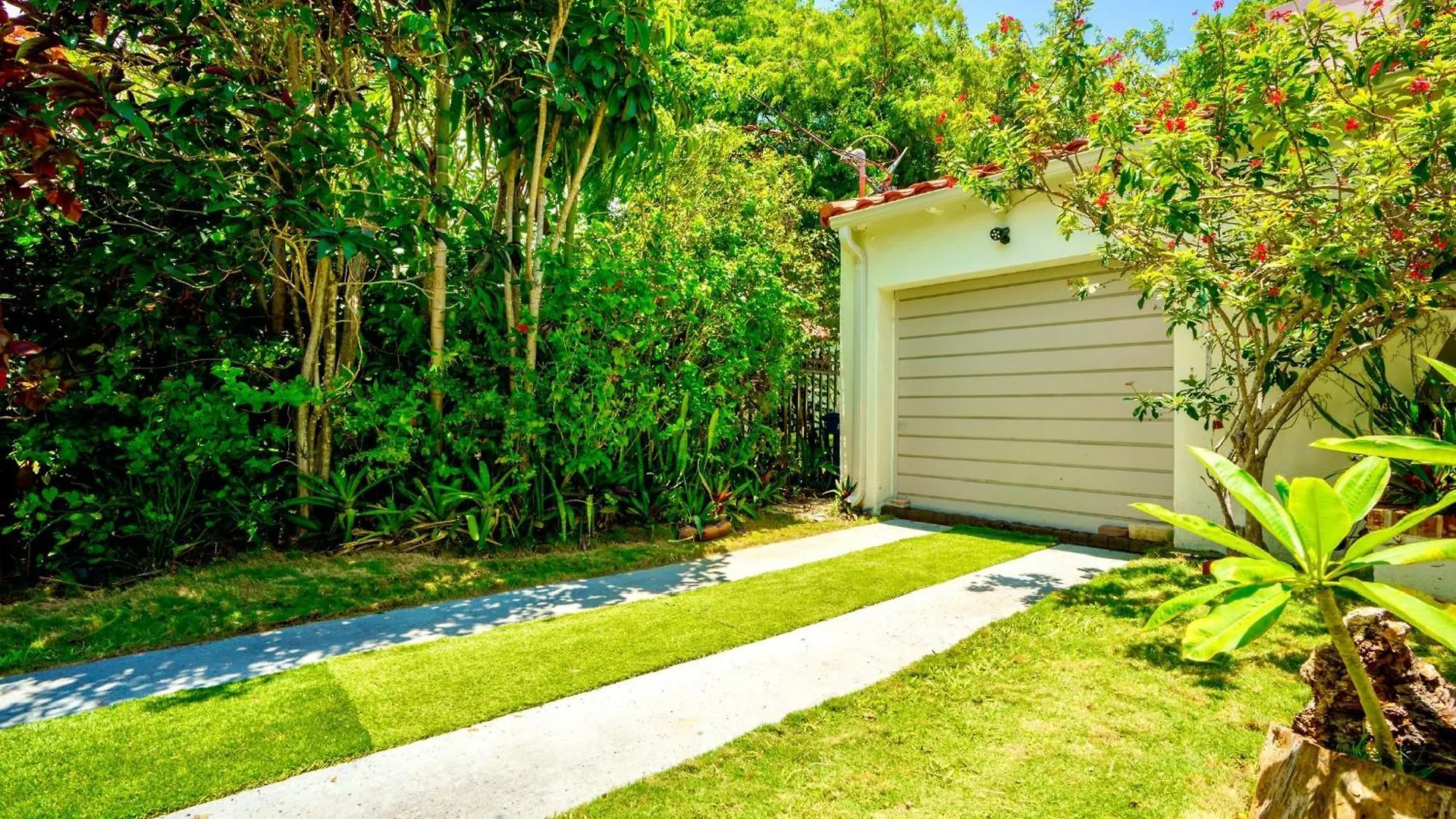 Entire Private Beautiful 2 Bedroom Den House With Gated Front&back Yard And Free Parking 10min Drive To Сasa de vacaciones *