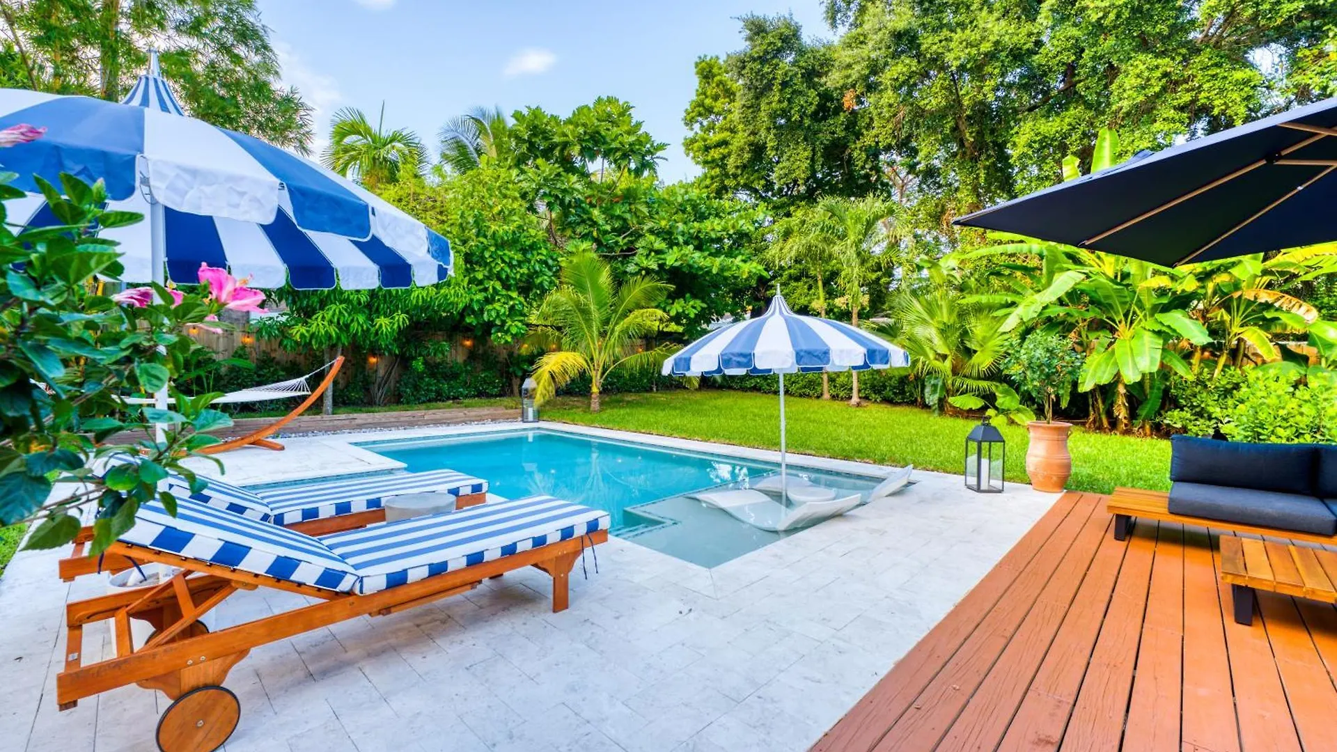 Stunning Historic With Jacuzzi Heated Pool And Style Backyard Villa *