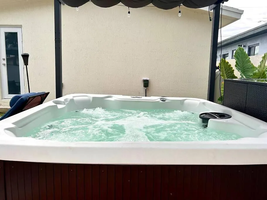 Modern W Jacuzzi Near Wynwood-design District-mia Airport Holiday home *