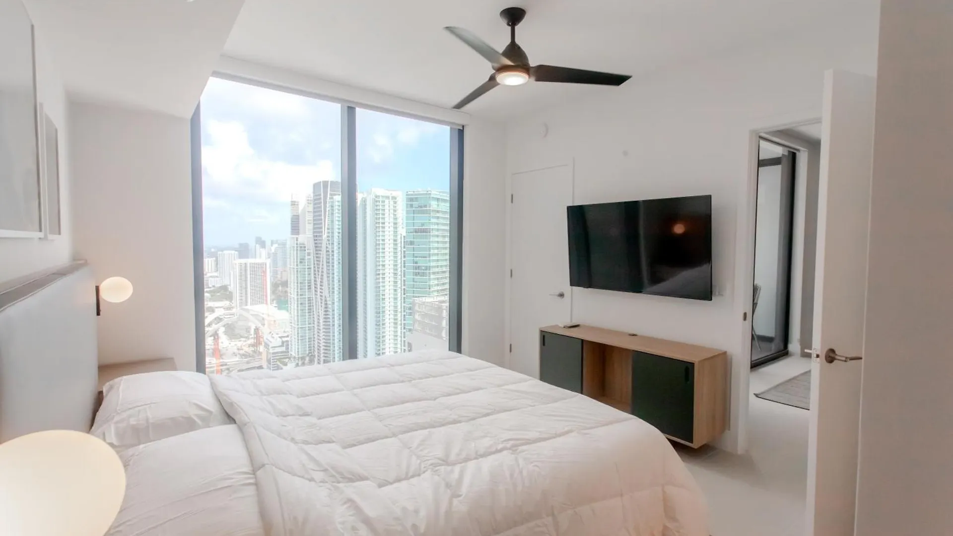 Luxurious Downtown Escape Apartment *