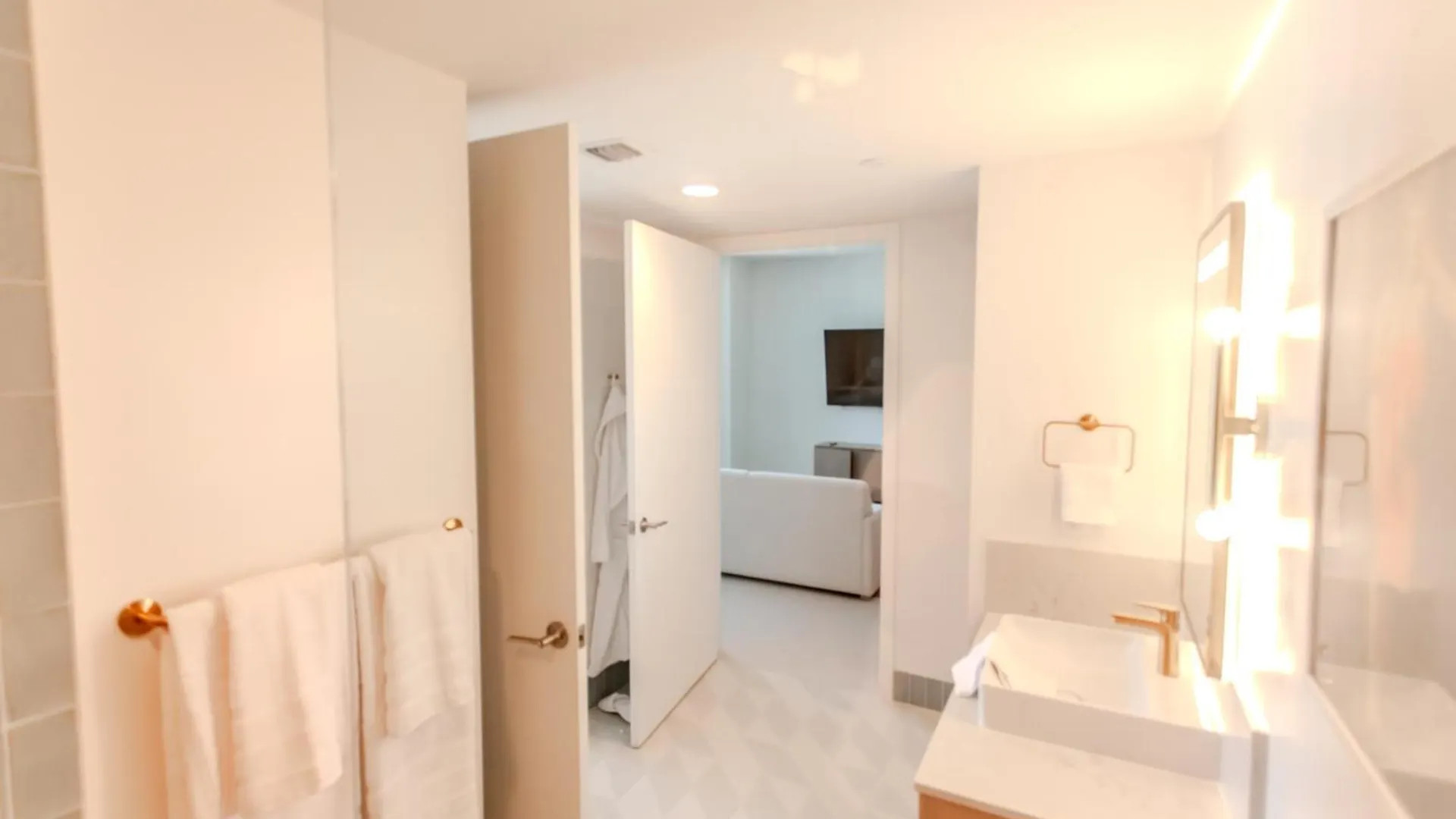 Luxurious Downtown Escape Apartment