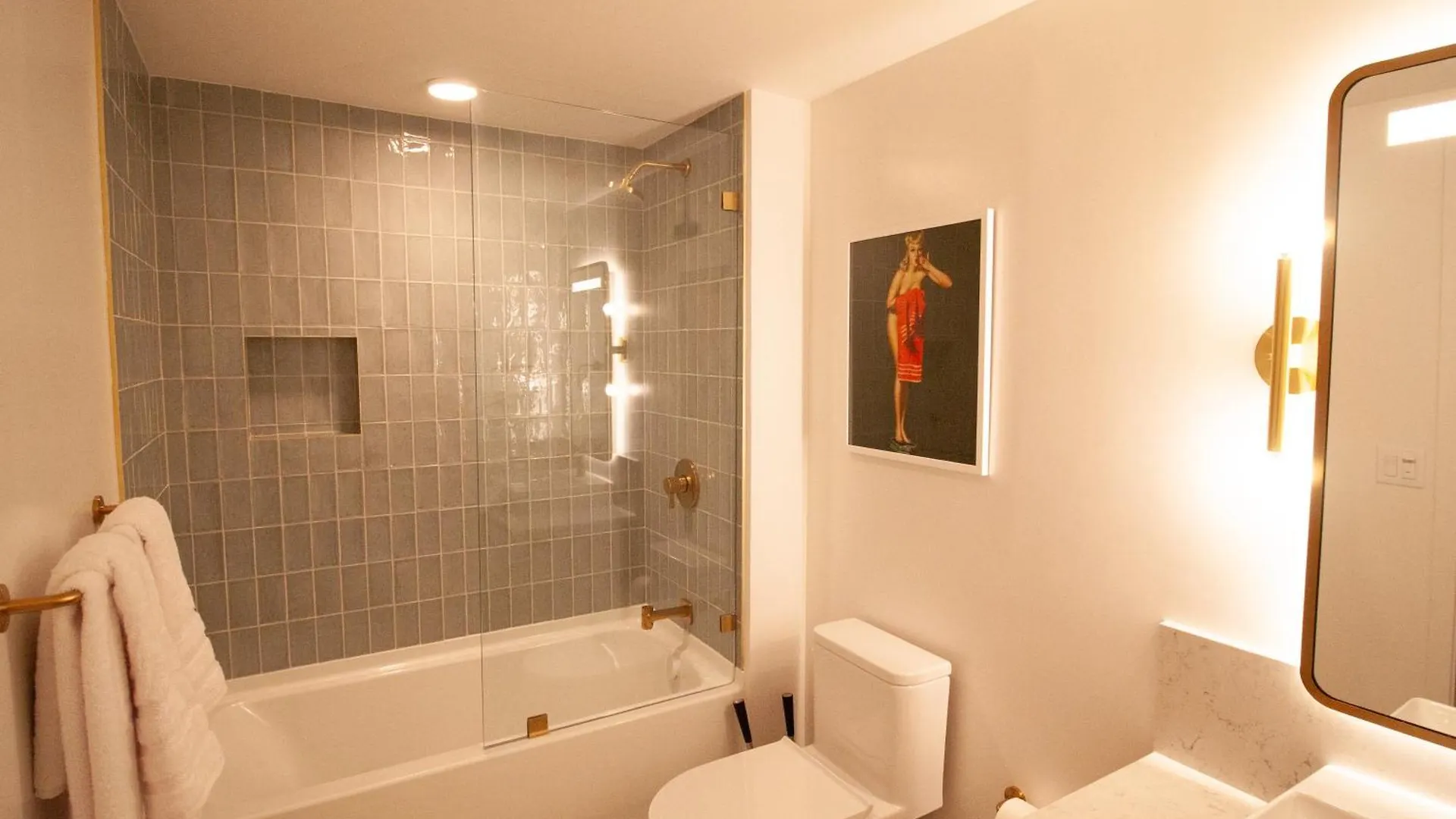 Luxurious Downtown Escape Apartment