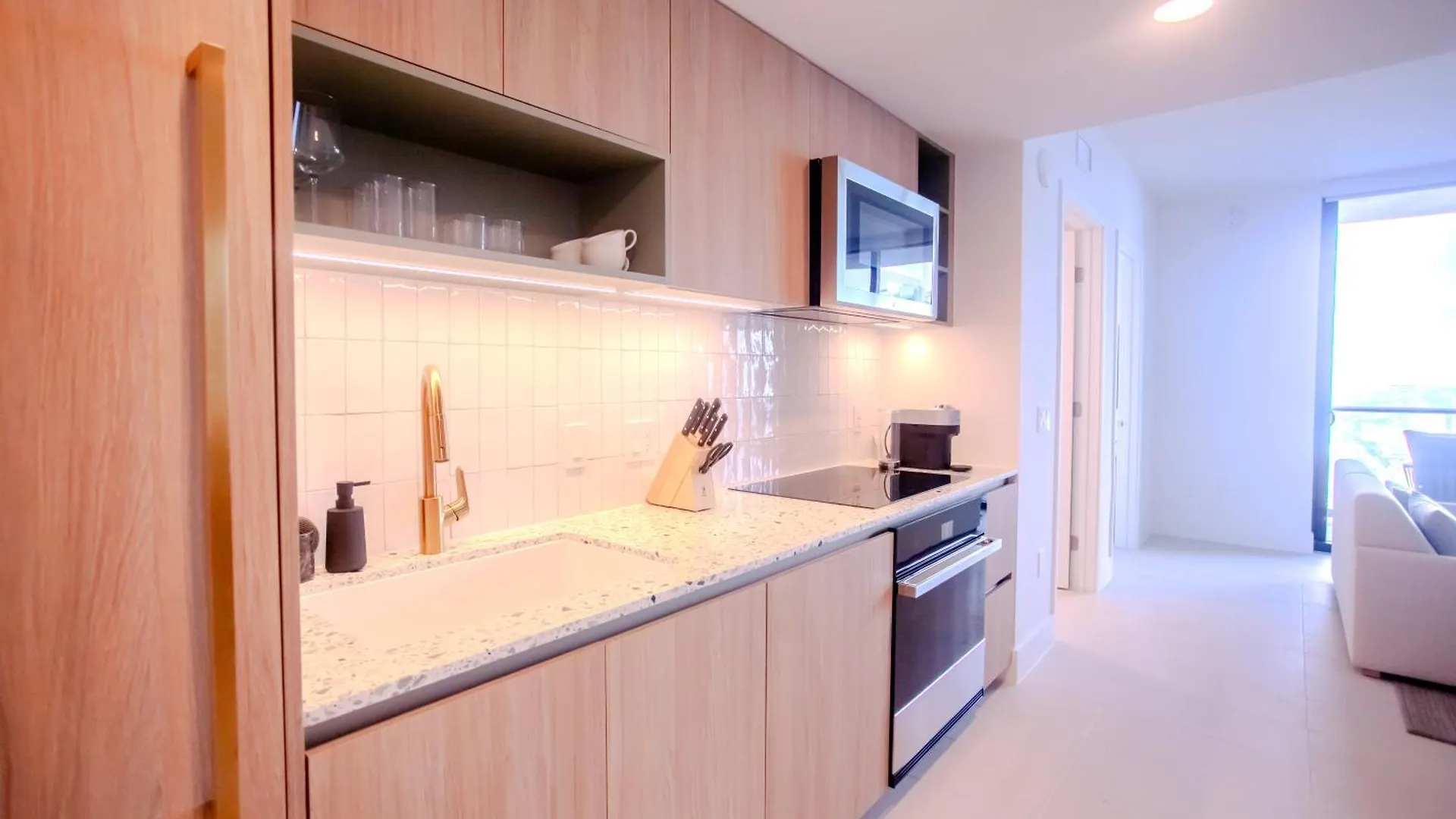 Luxurious Downtown Escape Apartment *