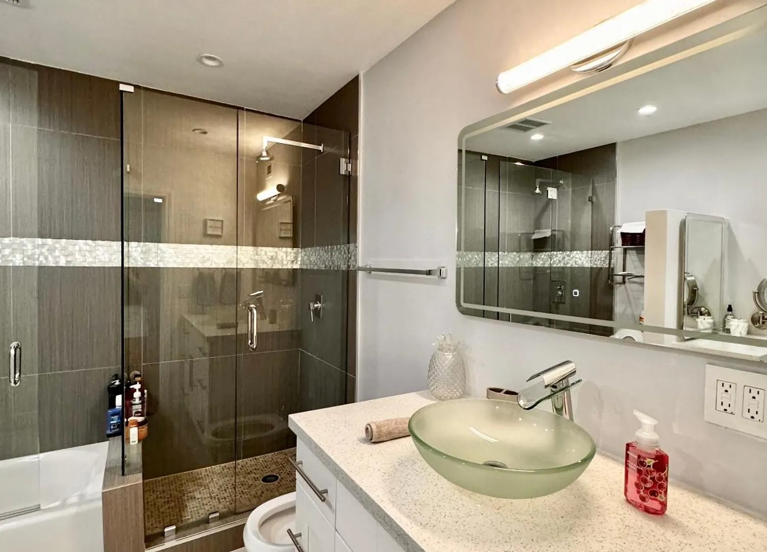 Modern Oversized 3 Bedroom In Location *