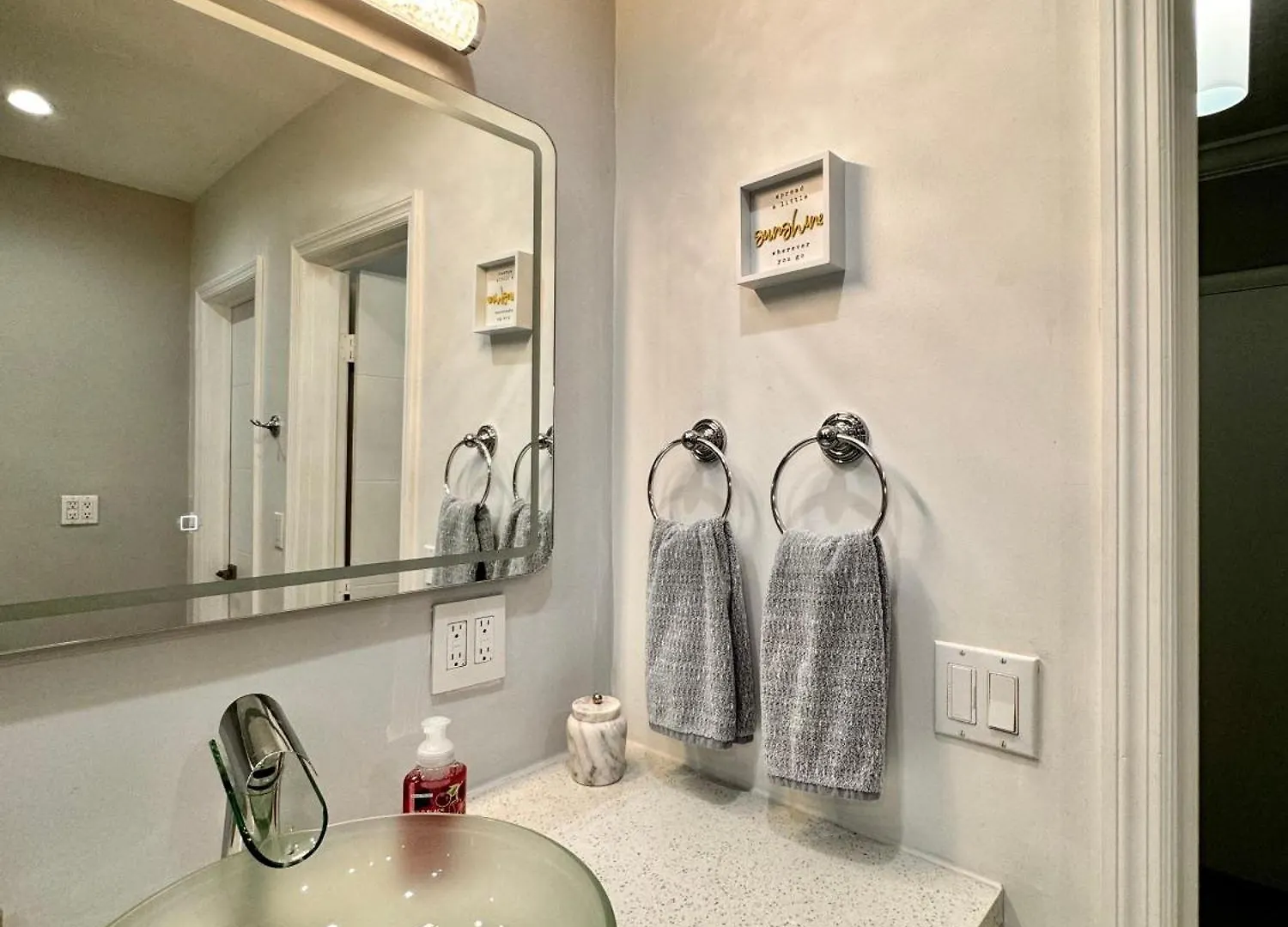 Modern Oversized 3 Bedroom In Location