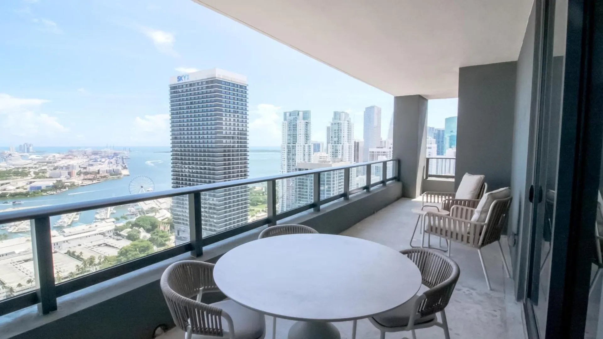 Luxurious 3 Bedroom With A View Διαμέρισμα *
