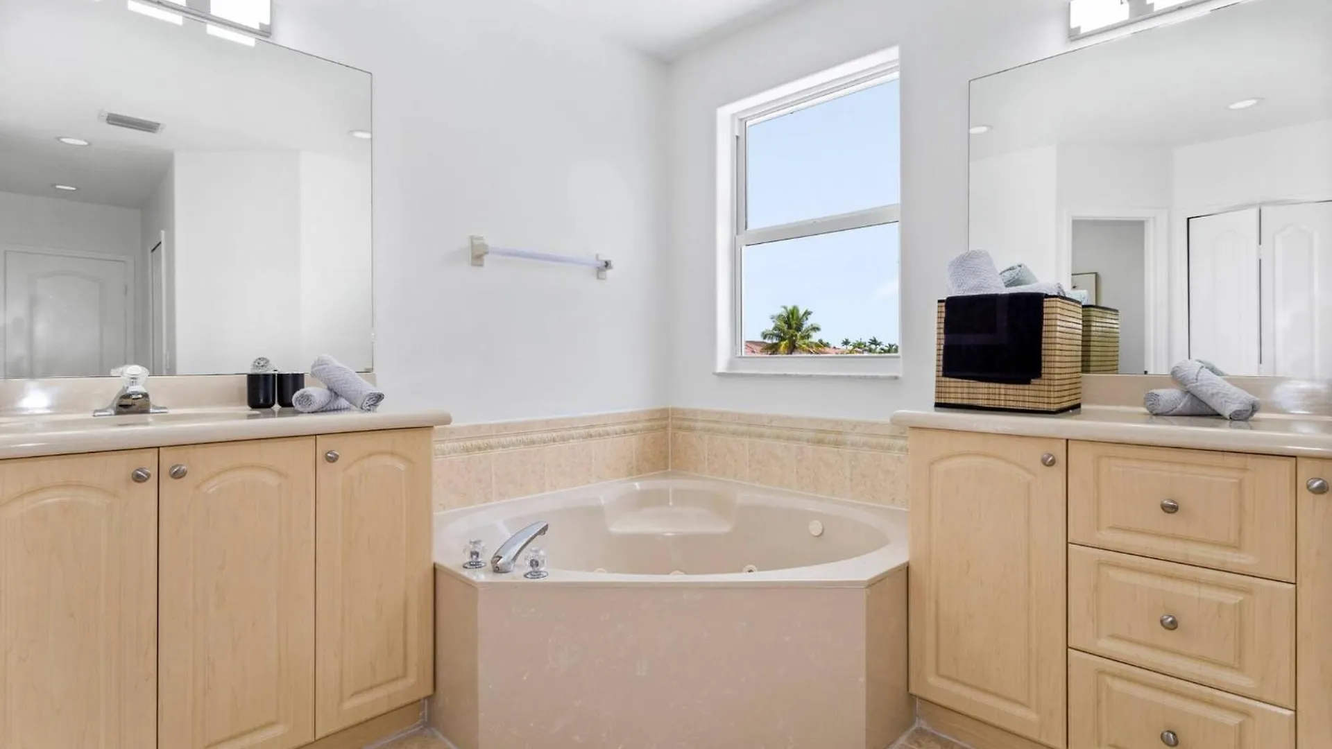 Luxe 5br I Pool Jacuzzi Fire Pit Piano Villa Miami