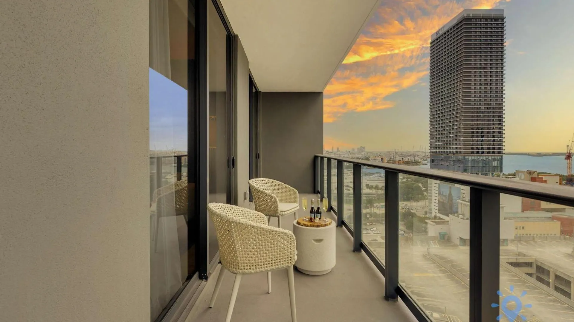 Apartment Stylish 2br With Pool & Balcony Miami