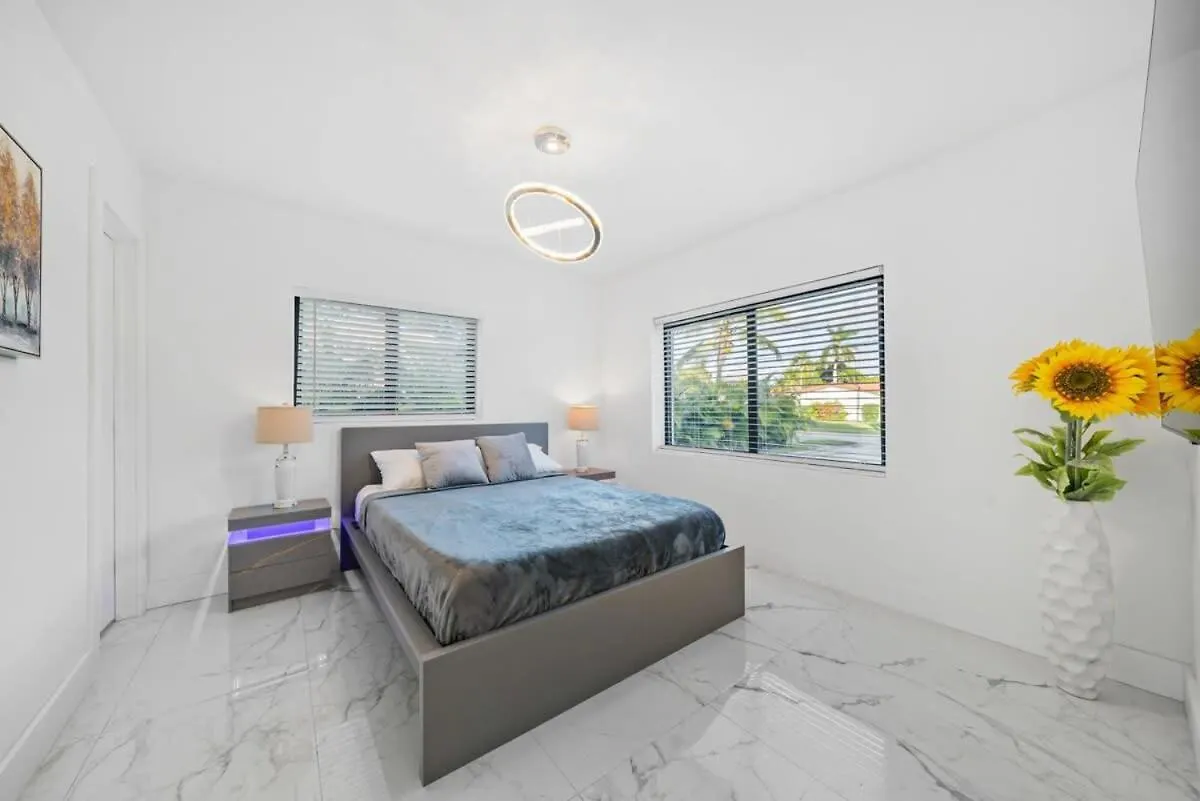 Luxury Azure With Heated Pool 20 Minutes To Miami