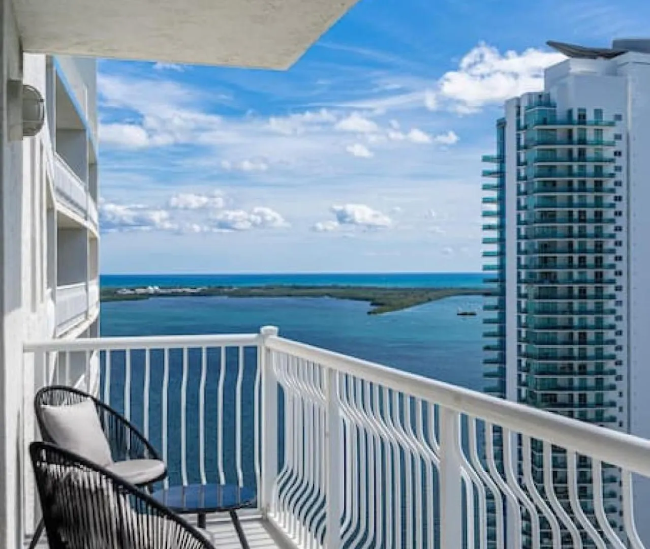 Luxe Brickell Gem With Huge Balcony N Ocean Views Hébergement de vacances