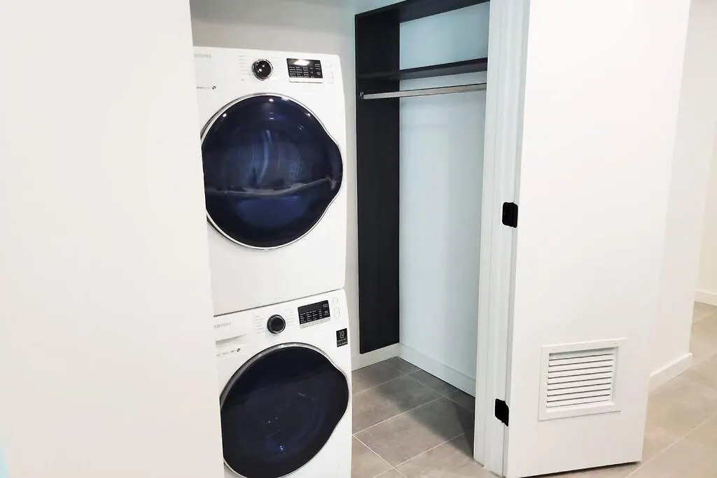 Stylish Modern Downtown Free Parking Apartment