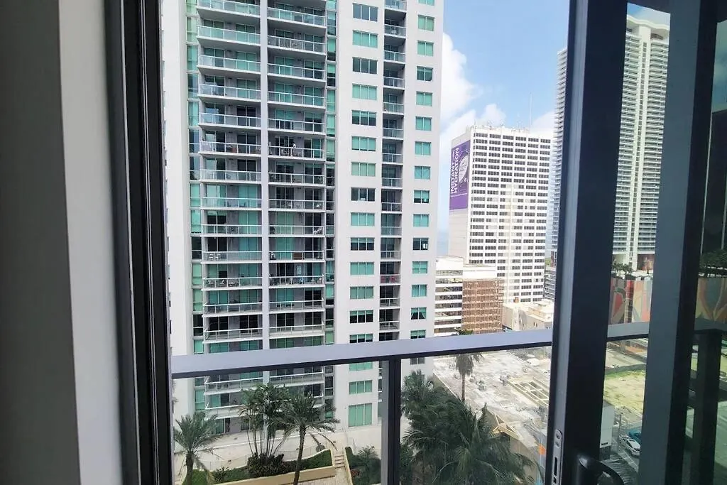 Stylish Modern Downtown Free Parking Apartment
