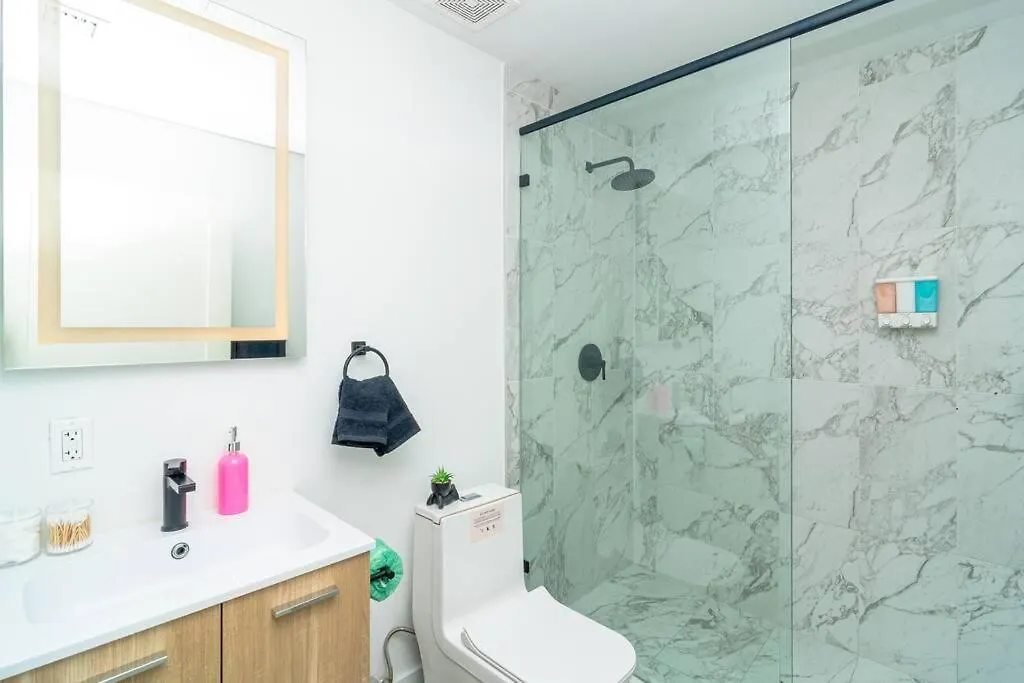 Centrally Located 1br With King Bed Near Brickell, Airport Downtown And Wynwood Apartamento *