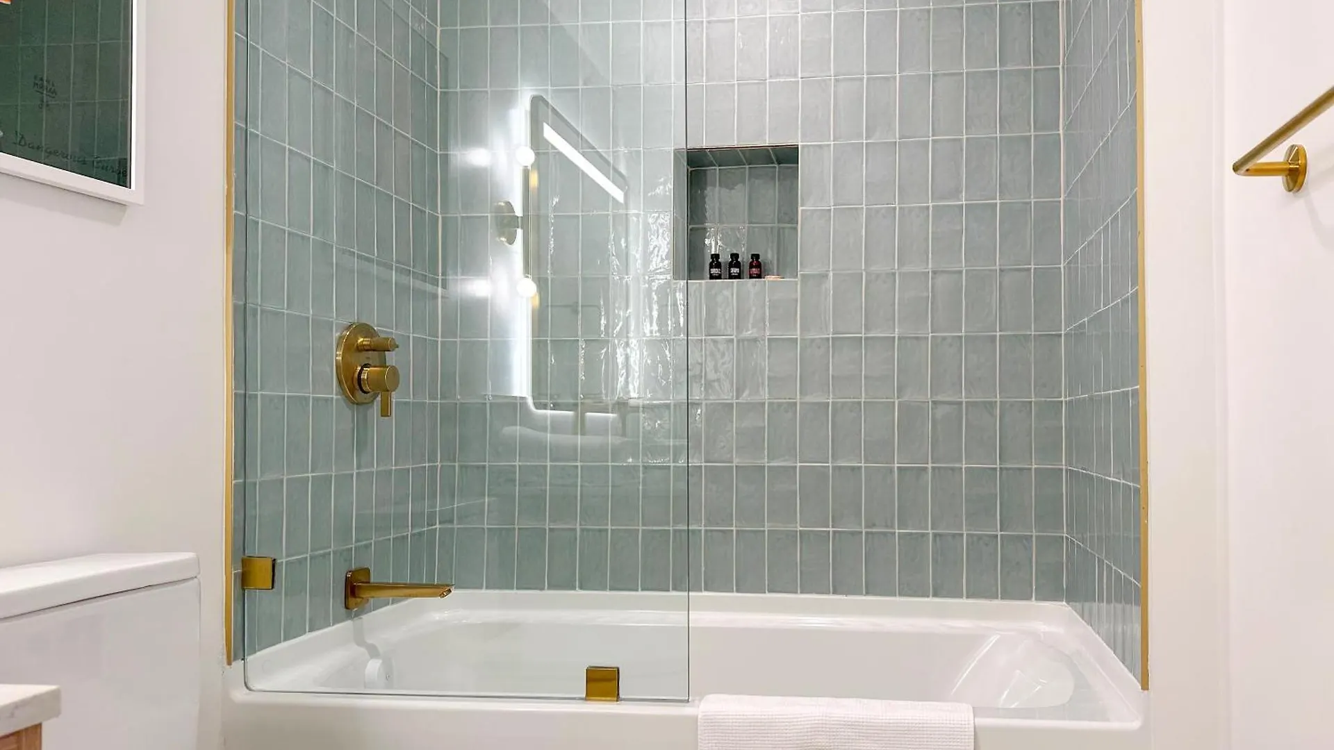 Stylish In The Heart Of Vibrant Downtown- Daily Fee And Parking Not Included